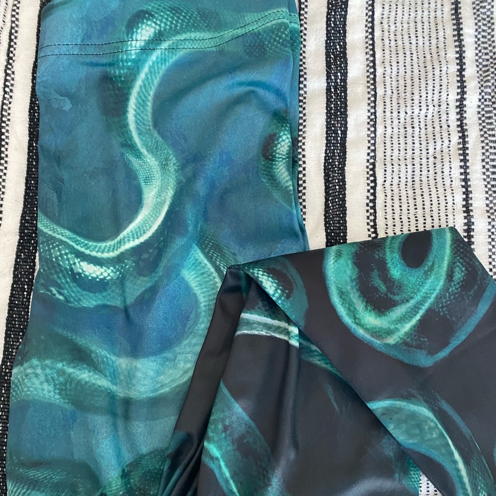 BNWT BlackMilk Scoiatael Snakes Leggings In size Medium